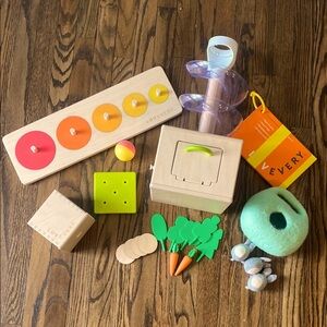 LOVEVERY The Babbler Play Kit / Months 13 - 15